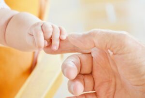 離婚後、子供を父親が引き取る際の手続きや注意点は？