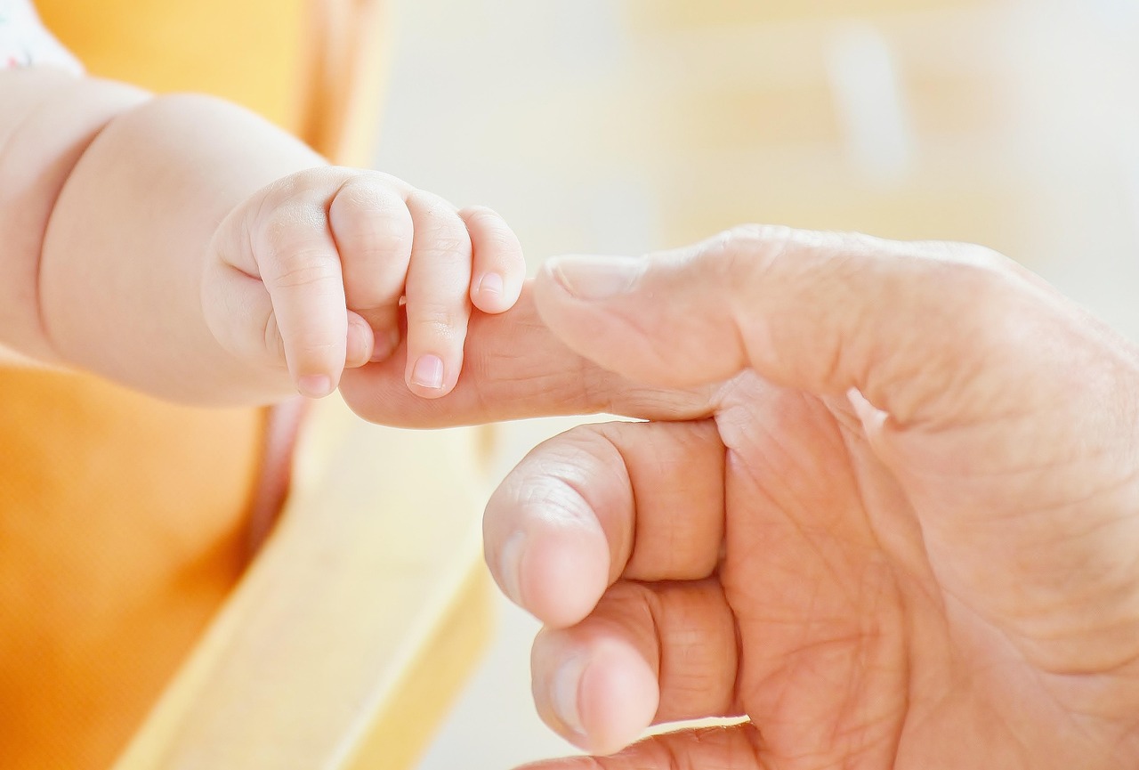離婚後、子供を父親が引き取る際の手続きや注意点は？