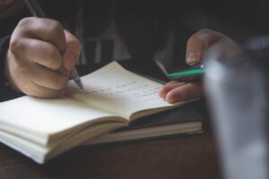 父親が親権を取るには収入が必要か？